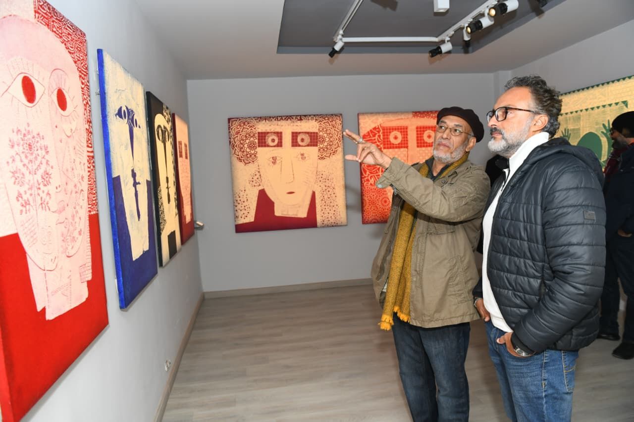 معرض ألف وجه ووجه..