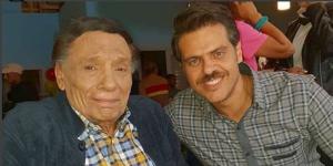 عادل إمام ينشر صورة جديدة من كواليس "عوالم خفية"