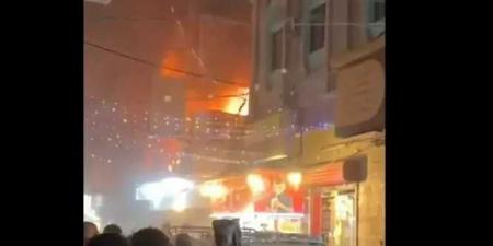 حريق هائل يلتهم منطقة الشارع الخامس بالمكلا وغضب شعبي يطالب بإزالة ”العشوائيات”