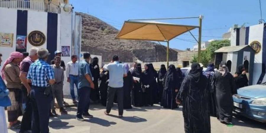 عقب إغلاق مقره أمانته العامة.. الانتقالي يهاجم العليمي ويتهمه بتجاوز الخطوط الحمراء ويصفه بـ "المدعو"